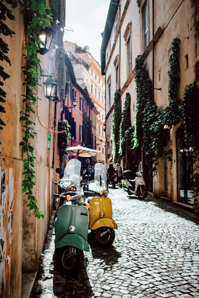vicolo di roma con ape